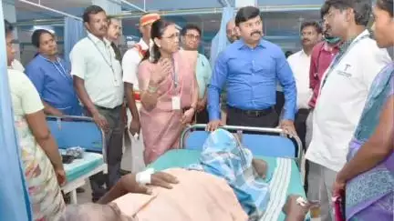 தருமபுரி: பேருந்து விபத்தில் காயமடைந்தவர்களை தர்மபுரி அரசு மருத்துவமனையில் சந்தித்து ஆறுதல் கூறிய கலெக்டர் சதீஸ்