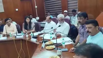 नाशिक: राजीव गांधी भवन येथे शिक्षण मंत्री दादा भुसे यांच्या उपस्थितीत 'गुणवत्तापूर्ण शिक्षण' आढावा बैठक पार पडली