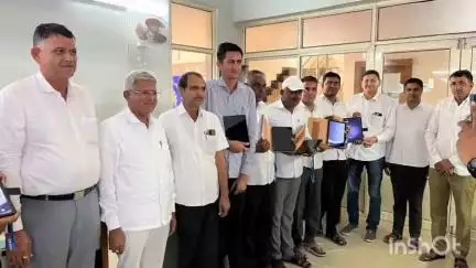 થરાદ: શહેરના માર્કેટ યાર્ડમાં ડિજિટલ ક્રાંતિ, 10 કર્મચારીઓને ટેબલેટ અપાયા, હરાજી પ્રક્રિયા વધુ ઝડપી બનશે