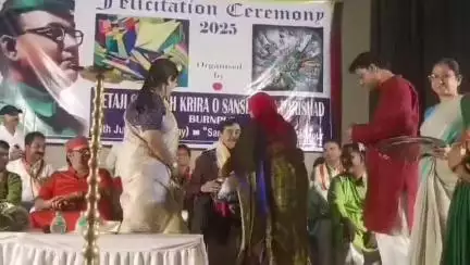 বারাবনী: বার্ণপুরের সম্প্রীতি হলে সংবর্ধনা অনুষ্ঠানে উপস্থিত সাংসদ শত্রুঘ্ন সিনহা ও মেয়র সহ বিশিষ্টরা