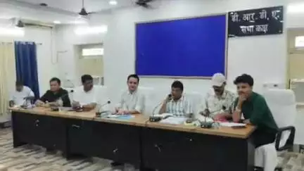 मधुबनी: डीआरडीए सभागार में डीएम आनंद शर्मा ने जिले के बाढ़ग्रस्त प्रखंडों के मुखियाओं के साथ की बैठक