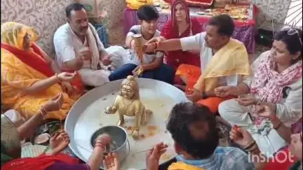 विदिशा: चिरोल वाली माता मंदिर में आयोजित श्रीमद् भागवत कथा के दौरान बाल गोपाल का किया गया अभिषेक
