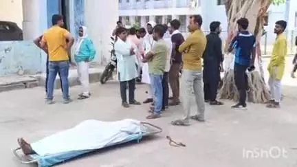 भभुआ: भभुआ छोटका पुल के पास सड़क दुर्घटना में मौत, वृद्ध व्यक्ति को ले जिप सदस्य ने मुआवजा की मांग की