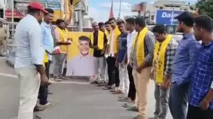 జమ్మలమడుగు: తల్లికి వందనం పథకం అమలు చేయడంతో పట్టణంలో టీఎన్ఎస్ఎఫ్ ఆధ్వర్యంలో సీఎం చిత్రపటానికి పాలాభిషేకం