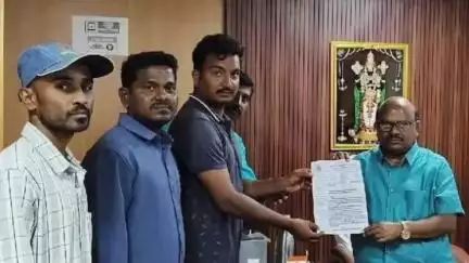 విద్యుత్ మీటర్ రీడర్స్‌కు జీతాలు ఇవ్వాలని పుట్టపర్తిలో ఎస్‌ఈ సంపత్‌కు వినతి పత్రం అందజేత