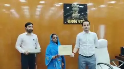 मधुबनी: डीएम आनंद शर्मा ने समाहरणालय स्थित कार्यालय कक्ष में आठ लाभुकों को दिया प्रमाण पत्र