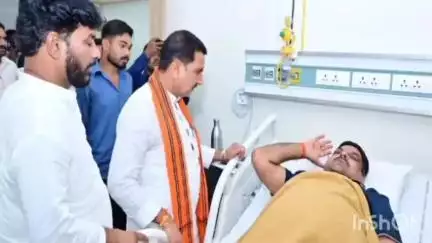 दुर्ग: दुर्ग शहर से बीजेपी विधायक गजेंद्र यादव बैडमिंटन खेलते समय चक्कर खाकर गिरे, बीजेपी कांग्रेस नेताओं ने की मुलाकात