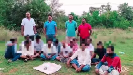 విజయనగరం: కొండవెలగాడ గ్రామంలోని సీతమ్మ చెరువులో పేకాట స్థావరంపై పోలీసుల దాడి, 13 మంది అరెస్ట్
