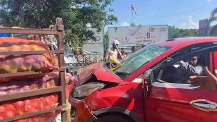 कांके: करमटोली चौक के पास कार चलाना सीख रहे युवक ने ऑटो को मारी टक्कर, ऑटो चालक घायल