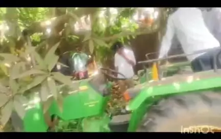 बिरनी: करमाटांड़ में ट्रैक्टर की टक्कर से एक महिला की हुई मौत व 2 घायल, ग्रामीणों ने कोवाड़-कोडरमा मार्ग को जाम किया