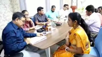 चास: समाहरणालय में उपायुक्त ने कहा- बेटियां खुद को कमजोर न समझें, वे सिर्फ विवाह के लिए नहीं बनीं
