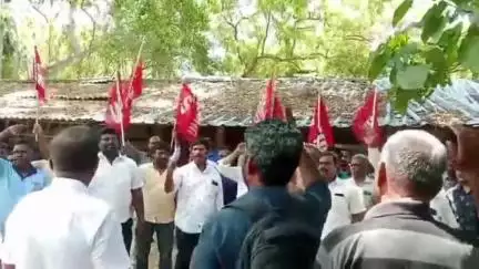 ஸ்ரீவைகுண்டம்: செக்சன் அலுவலகம் இடமாற்றம் செய்ததை கண்டித்து, ஸ்ரீவைகுண்டம் ரயில் நிலையத்தில் செக்சன் ரயில்வே ஊழியர்கள் ஆர்ப்பாட்டம்