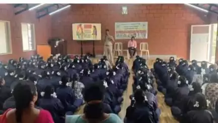 ಚಳ್ಳಕೆರೆ: ನಗರದ ವಾಸವಿ ವಿದ್ಯಾಸಂಸ್ಥೆಯಲ್ಲಿ 'ತೆರೆದ ಮನೆ' ಕಾರ್ಯಕ್ರಮದ ಮೂಲಕ ಮಕ್ಕಳಿಗೆ ಕಾನೂನು ಅರಿವು
