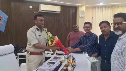 सिमडेगा: जिला क्रिकेट एसोसिएशन के पदाधिकारियों ने एसपी से मुलाकात की, वार्षिक बैठक के लिए निमंत्रण दिया