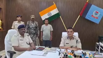 सिमडेगा: 20 साल से फरार पीएलएफआई के पूर्व सदस्य ने पुलिस के सामने किया आत्मसमर्पण, एसपी ने दी जानकारी