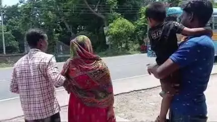 দেগঙ্গা: দেগঙ্গা ব্লক এলাকায় বাংলা আবাস যোজনার টাকা দিয়ে জুয়া খেলার প্রতিবাদ করায় স্ত্রীকে মারধরের অভিযোগ স্বামীর বিরুদ্ধে