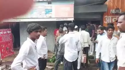 भूम: शहरातील साठे नगर येथील एका किराणा दुकानाला लागली आग, आगीचे कारण अस्पष्ट
