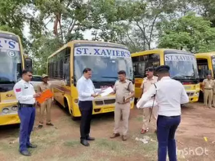 धमतरी: कलेक्टर के निर्देश पर जिला परिवहन कार्यालय में स्कूली वाहनों का किया गया निरीक्षण