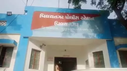 વિજયનગર: સરસવ ગામે માર્ગ અકસ્માતમાં બાઈકચાલકે કાબુ ગુમાવતા પાછળ બેઠેલ યુવાનનું મોત