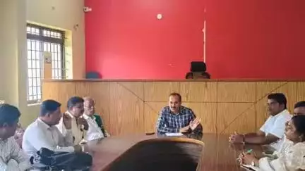 ಚನ್ನಪಟ್ಟಣ: ಸಭೆಗಳಿಗೆ ಗೈರಾದ ಅಧಿಕಾರಿಗಳಿಗೆ ನೋಟಿಸ್: ಪಟ್ಟಣದಲ್ಲಿ ತಹಶೀಲ್ದಾರ್ ನರಸಿಂಹಮೂರ್ತಿ