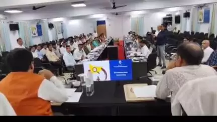 मोतिहारी: समाहरणालय स्थित डॉ राजेंद्र प्रसाद सभागार में मंत्री संजय सरावगी ने राजस्व एवं भूमि सुधार विभाग के साथ की समीक्षा बैठक
