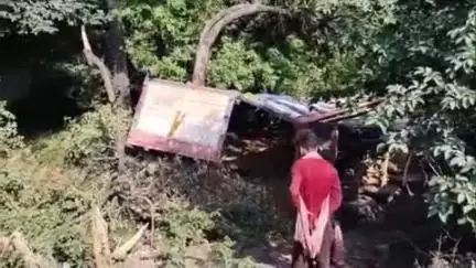 झाझा: केशोपुर स्थित नागी पुल के नीचे बालू लदा हाइवा गिरा, चालक और खलासी सुरक्षित