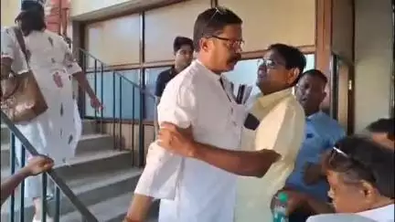 ব্যারাকপুর ১: গারুলিয়া পৌরসভার বোর্ড মিটিং শুরু হওয়ার আগেই তুমুল গণ্ডগোল পৌরপ্রতিনিধিদের, পরিস্থিতি সামাল দিলেন পৌরপ্রধান