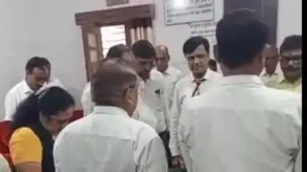 खंडवा नगर: अहमदाबाद विमान हादसे में मारे गए लोगों की आत्मा की शांति के लिए खंडवा में जिला अधिवक्ता संघ ने श्रद्धांजलि सभा की आयोजित