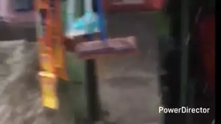 नैनीताल: नैनीताल में हुई बारिश से तल्लीताल बाजार-कलेक्ट्रेट मार्ग पर स्थित कई दुकानों में भरा पानी