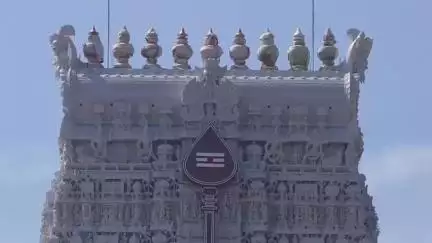 திருச்செந்தூர்: சுப்பிரமணிய சுவாமி கோவில் கடற்கரை பகுதியில் 100 அடி உள்வாங்கி காணப்படும் கடல், அச்சமில்லாமல் பக்தர்கள் நீராடல்