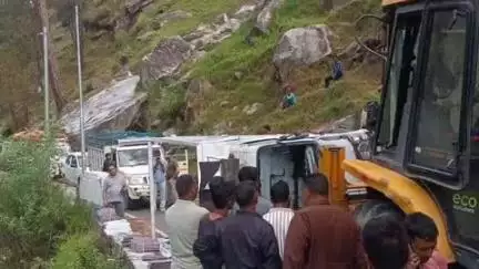 आनी: शमशर में सड़क पर पलटा ट्रक, एक व्यक्ति को आई चोट