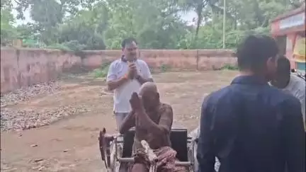 ଜଗତସିଂହପୁର: ମଧୁସୂଦନପୁର ଗ୍ରାମ ପଞ୍ଚାୟତର ଦିବ୍ୟାଙ୍ଗ ବୃଦ୍ଧଙ୍କୁ ସହାୟତାର ହାତ ବଢାଇଲେ ବିଧାୟକ ଅମରେନ୍ଦ୍ର ଦାସ
