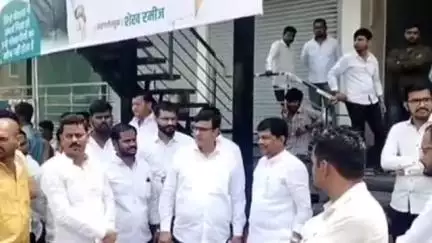 राष्ट्रवादी भवन येथे माजी मंत्री आमदार धनंजय मुंडे यांनी कार्यकर्ते-पदाधिकाऱ्यांशी  साधला संवाद