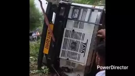 नैनपुर: ग्राम ककेया के समीप पुलिया पर अनियंत्रित होकर पलटा ट्रक, JCB मशीन से चालक को बाहर निकाला गया