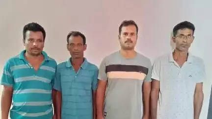 রানাঘাট ১: গোপন সূত্রে খবর পেয়ে মুরাগাছার একটি জুয়ার আসরে হানা দিয়ে 4 জুয়ারিকে গ্রেপ্তার করল হাসখালি থানার পুলিশ, উদ্ধার 6120 টাকা