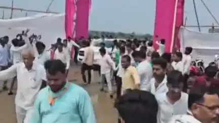 चाकरवाडी येथील शिवमहापुराण कथेला मराठा आंदोलक मनोज जरांगे पाटील यांनी भेट दिली आणि भक्तांशी साधला संवाद