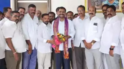 ధర్మవరం మాజీ ఎమ్మెల్యే కేతిరెడ్డి వెంకటరామిరెడ్డిని కలిసిన క్లస్టర్ ఇన్ ఛార్జీలు, కౌన్సిలర్లు, వైస్ ఛైర్మన్