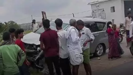 లింగంబోడు గ్రామ సమీపంలో బైక్‌ను ఢీకొట్టిన ఇన్నోవా, ఇద్దరికి గాయాలు