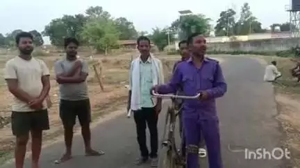 बैकुंठपुर: जिले में धरती आबा के तहत गांवों में लगेंगे विशेष शिविर, योजना का लाभ उठाने के लिए ग्रामीणों को दी जा रही जानकारी