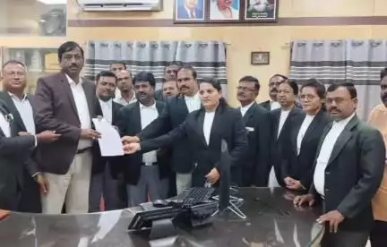 ಹಾವೇರಿ: ನಾನಾ ಬೇಡಿಕೆಗಳ ಈಡೇರಿಕೆಗೆ ಆಗ್ರಹಿಸಿ ನಗರದಲ್ಲಿ ವಕೀಲರ ಪ್ರತಿಭಟನೆ, ಡಿಸಿಗೆ ಮನವಿ