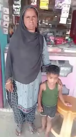 बरकट्ठा: कोनहारा में भटक कर पहुंचा एक बच्चा, कोनहारा निवासी शहजादी खातून ने अपने पास रखा
