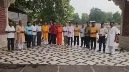 हरिद्वार: सर्वानंद घाट पर महानगर व्यापार मंडल ने गंगा में दीपदान कर अहमदाबाद प्लेन क्रैश के मृतकों को दी श्रद्धांजलि