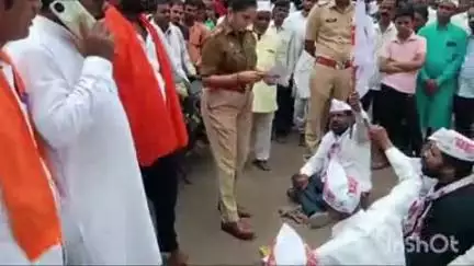 उमरगा: शहरातील छत्रपती शिवाजी महाराज चौकात माजी आमदार बच्चू कडूंच्या आमरण उपोषणाच्या समर्थनार्थ प्रहार संघटनेचा रास्ता रोको