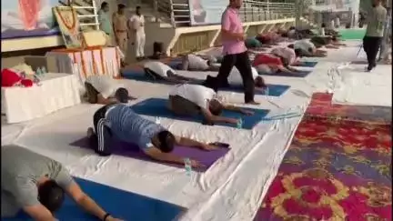 थानेसर: पूर्व राज्यमंत्री सुभाष सुधा और डीसी नेहा सिंह ने द्रोणाचार्य स्टेडियम में योग शिविर का किया शुभारंभ
