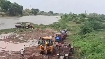 బండి ఆత్మకూరులో పట్టపగలే కుందూ నదిలో ఇసుక అక్రమంగా రవాణా