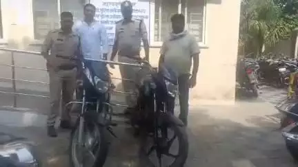 जबलपुर: रिछाई फैक्ट्री के पास चोरी की बाइक बेचने खड़ा आरोपी गिरफ्तार, 2 बाइक बरामद