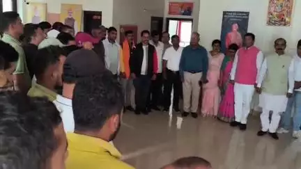 चम्पावत: भारतीय जनता पार्टी कार्यालय में शोक सभा आयोजित, अहमदाबाद में हुई विमान दुर्घटना में मारे गए लोगों को दी श्रद्धांजलि