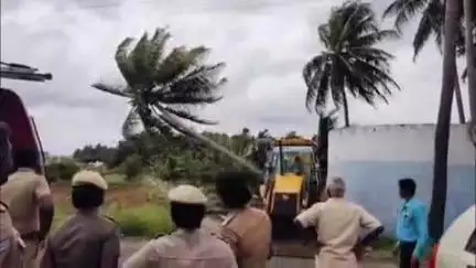 திருப்பூர் தெற்கு: கோட்டப்பாளையம் பகுதியில் வழித்தட ஆக்கிரமிப்பில் இருந்த தண்ணீர் தொட்டி மற்றும் தென்னை மரங்கள் ஜேசிபி கொண்டு அகற்றப்பட்டது