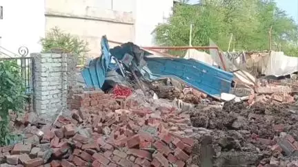 जबलपुर: गरीबों की गृहस्थी पर चला बुलडोजर, रोती बिलखती बूढ़ी मां ने कहा – छीन लिया सौ सालों का सहारा