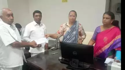 సిరిసిల్ల: వేములవాడ పట్టణంలో ఆలయ రోడ్డు విస్తరణలో భూములు కోల్పోతున్న నిర్వాసితులకు చెక్కులు పంపిణీ చేసిన ఆర్డీవో
